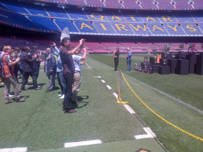 Momento de la visita a la zona de banqueta con los trofeos del acto "Xavi Hernández"